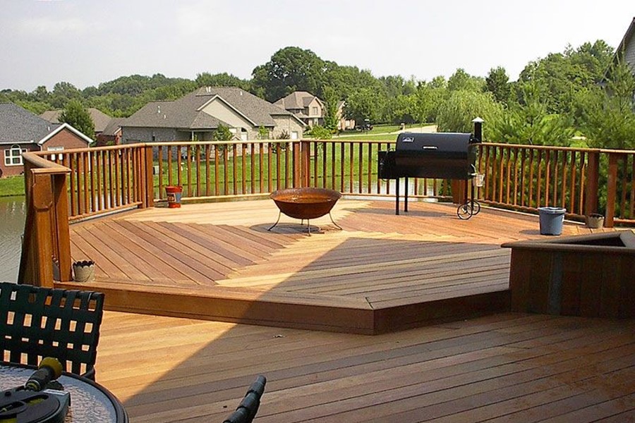 A beautiful custom deck built by our Mr. Fence team of Evansvile, Indiana